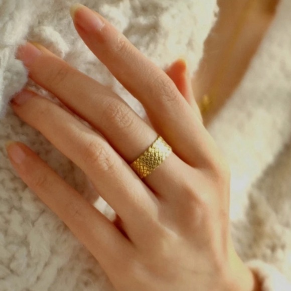 Gorgeous Gold Woven Textured Band Ring - Picture 4 of 7